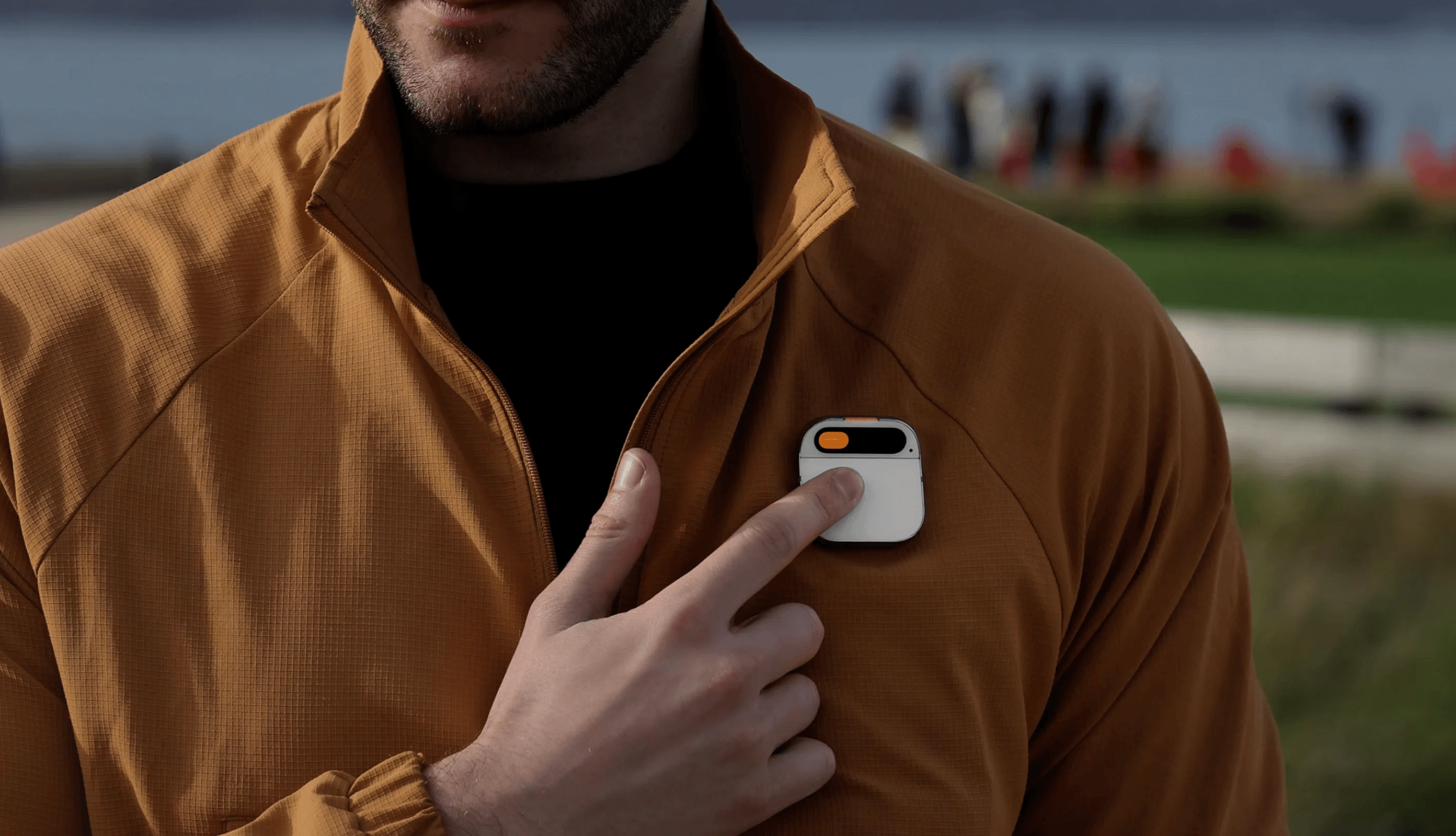 AI Pin 佩戴与使用场景展示